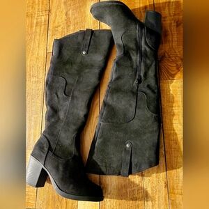 SO Suede boots size 8 Med. NWOT